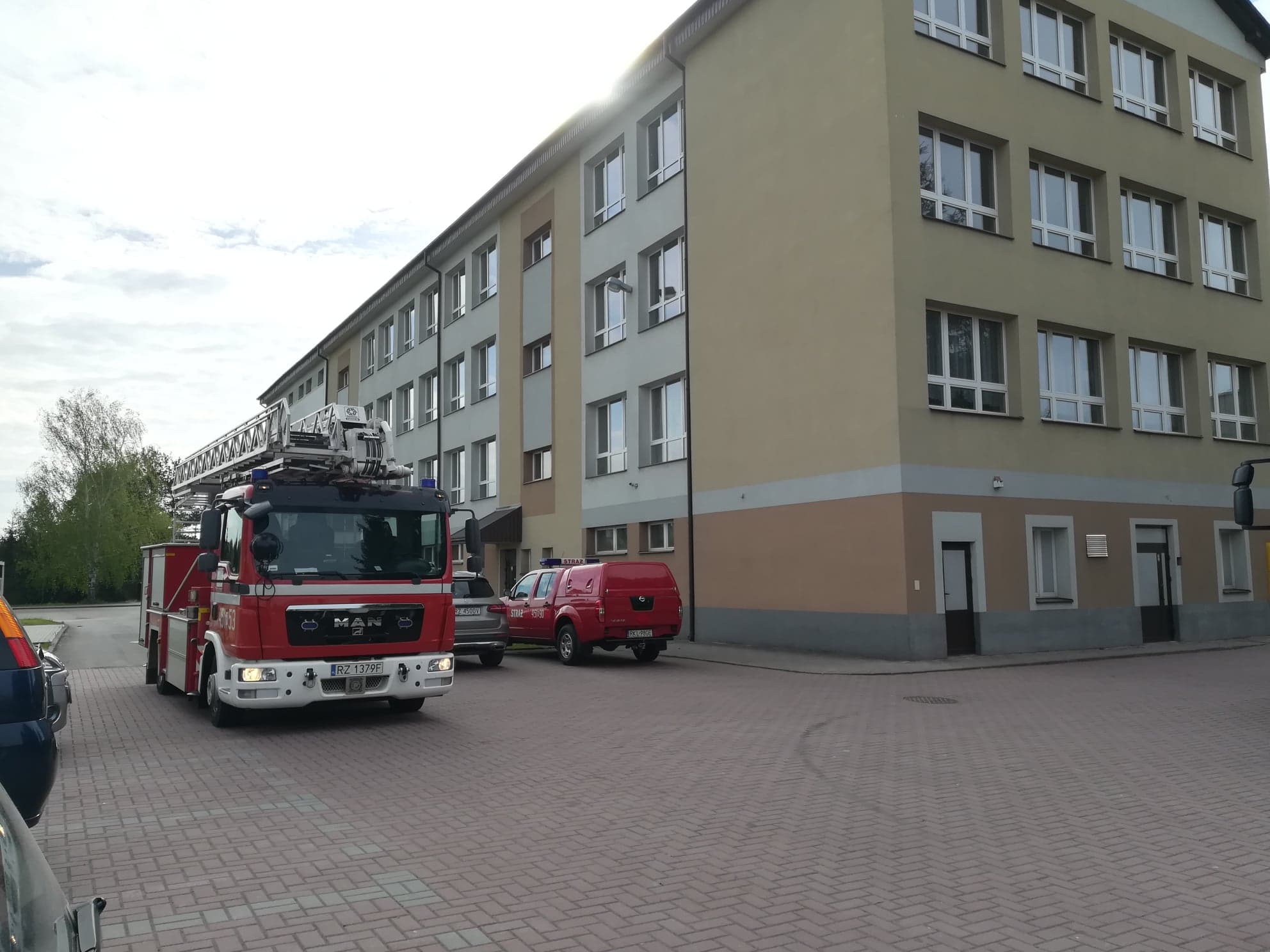 Alarm bombowy w dwóch placówkach na terenie gminy Kolbuszowa [ZDJĘCIA] - Zdjęcie główne