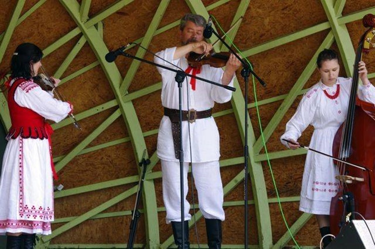 Koncert w Hucie Komorowskiej. Kto wystąpi?  - Zdjęcie główne