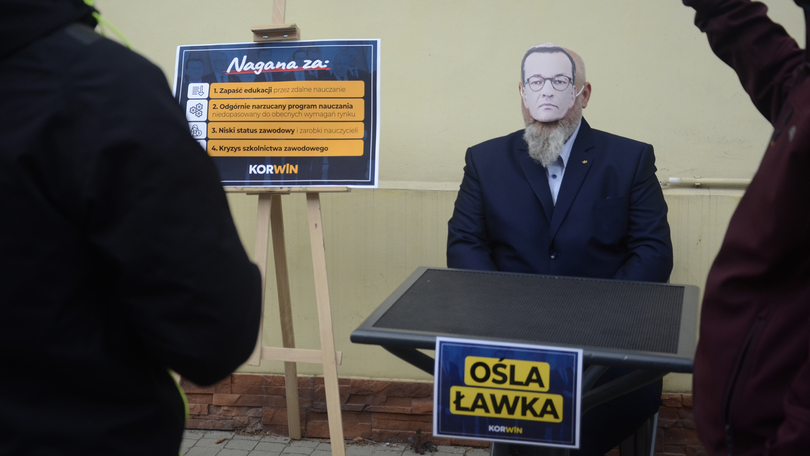 Działacze partii KORWiN na konferencji w Kolbuszowej z „oślą ławką” [WIDEO] - Zdjęcie główne