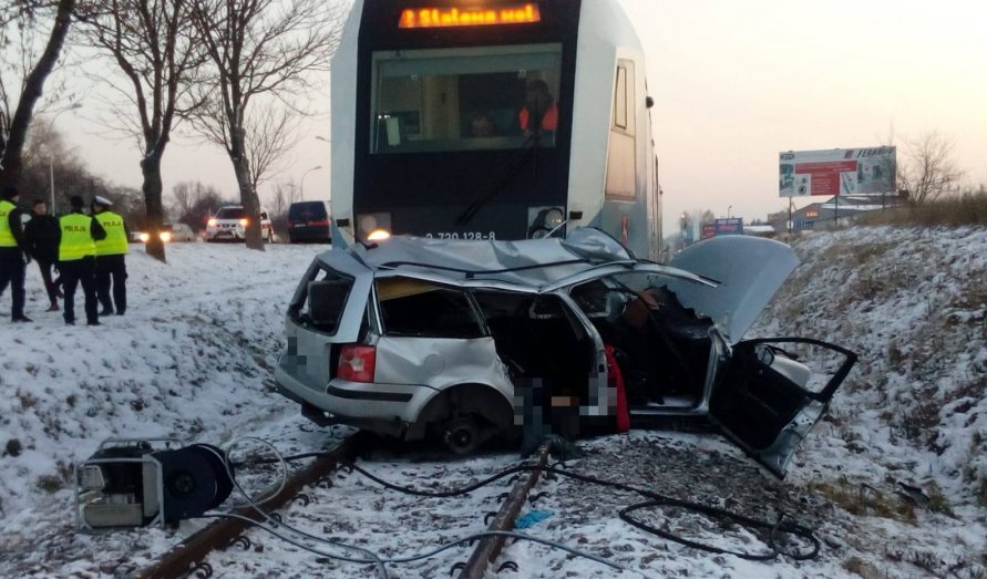 Passat wjechał pod szynobus. Nie żyją dwie osoby | ZDJĘCIA | - Zdjęcie główne