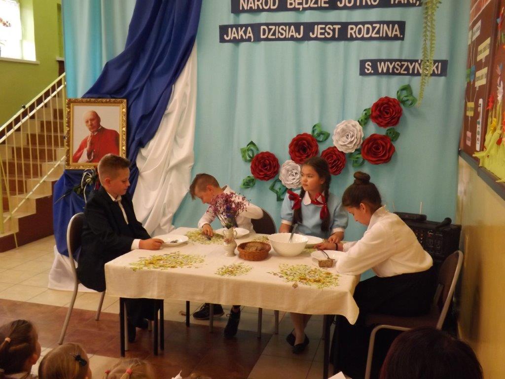 "Naród jutro będzie taki, jaką dzisiaj jest rodzina" - takie hasło przyświecało obchodom w Hucisku - Zdjęcie główne