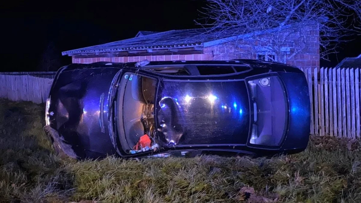 Nocne dachowanie BMW w Komorowie. 20-letni kierowca pijany. Wydmuchał 1,5 promila [ZDJĘCIA] - Zdjęcie główne