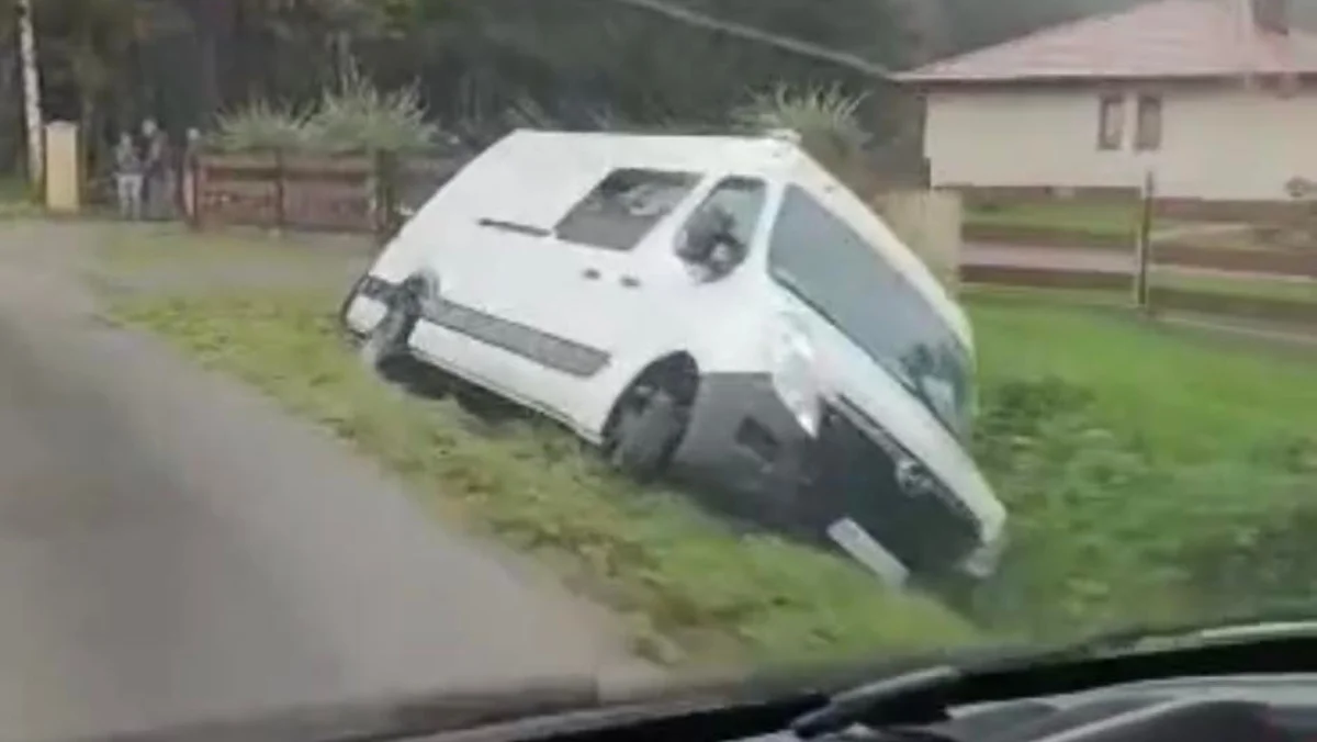 Kierowca busa chcąc uniknąć zderzenia z innym autem wjechał do rowu na trasie Widełka - Kłapówka. Sprawca oddalił się z miejsca [WIDEO] - Zdjęcie główne