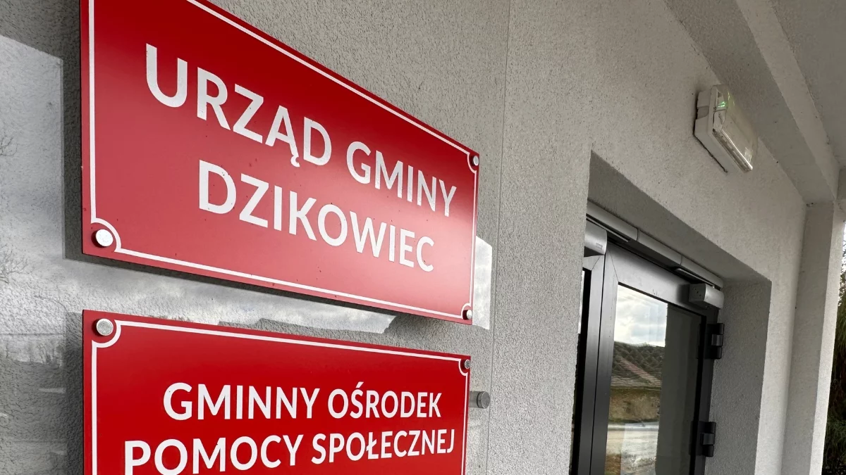 Nowe udogodnienie w gminie Dzikowiec. W urzędzie stanęła fotobudka [ZDJĘCIA] - Zdjęcie główne