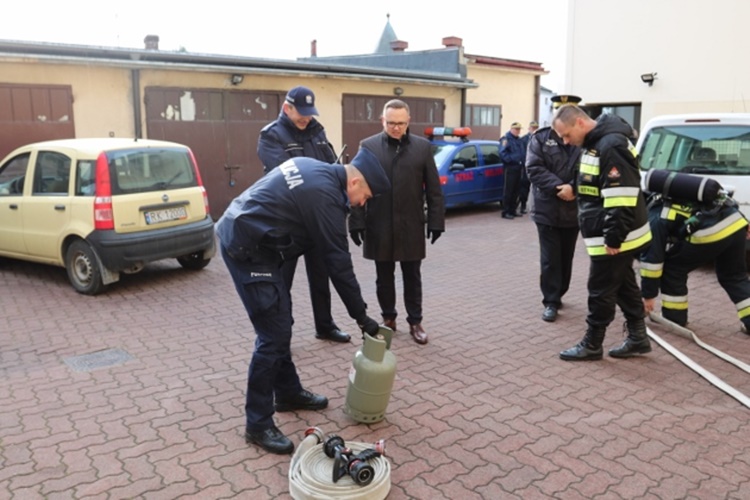 Z PODKARPACIA. Atak terrorysty. Wszedł do urzędu z butlą gazową  - Zdjęcie główne