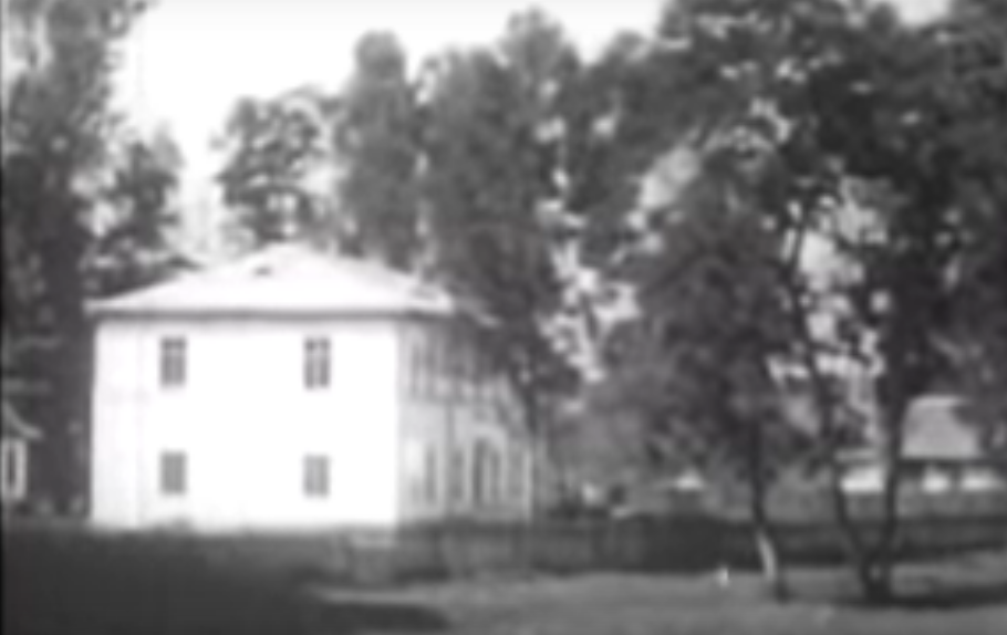 Kadry z filmu z 1930 roku