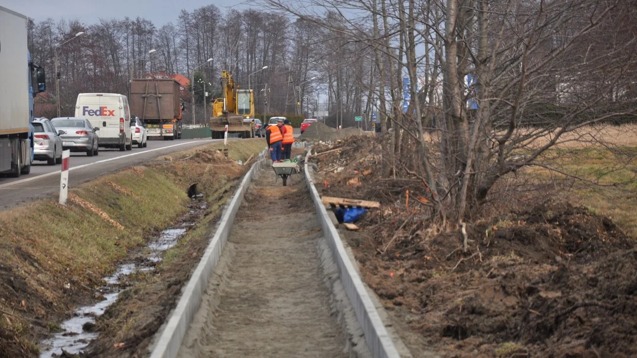 Trwają prace przy budowie chodnika w Kupnie i Widełce przy drodze krajowej nr 9 [ZDJĘCIA] - Zdjęcie główne