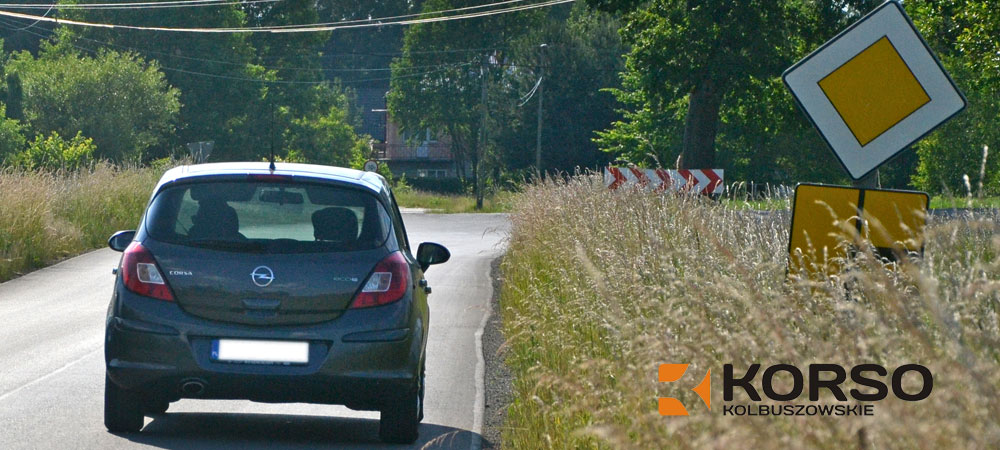 Niebezpiecznie przez trawę - Zdjęcie główne