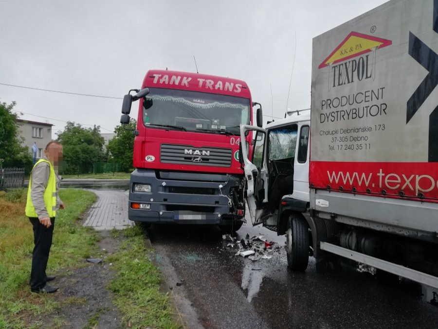 Z PODKARPACIA. Zderzenie dwóch ciężarówek na zakręcie - Zdjęcie główne