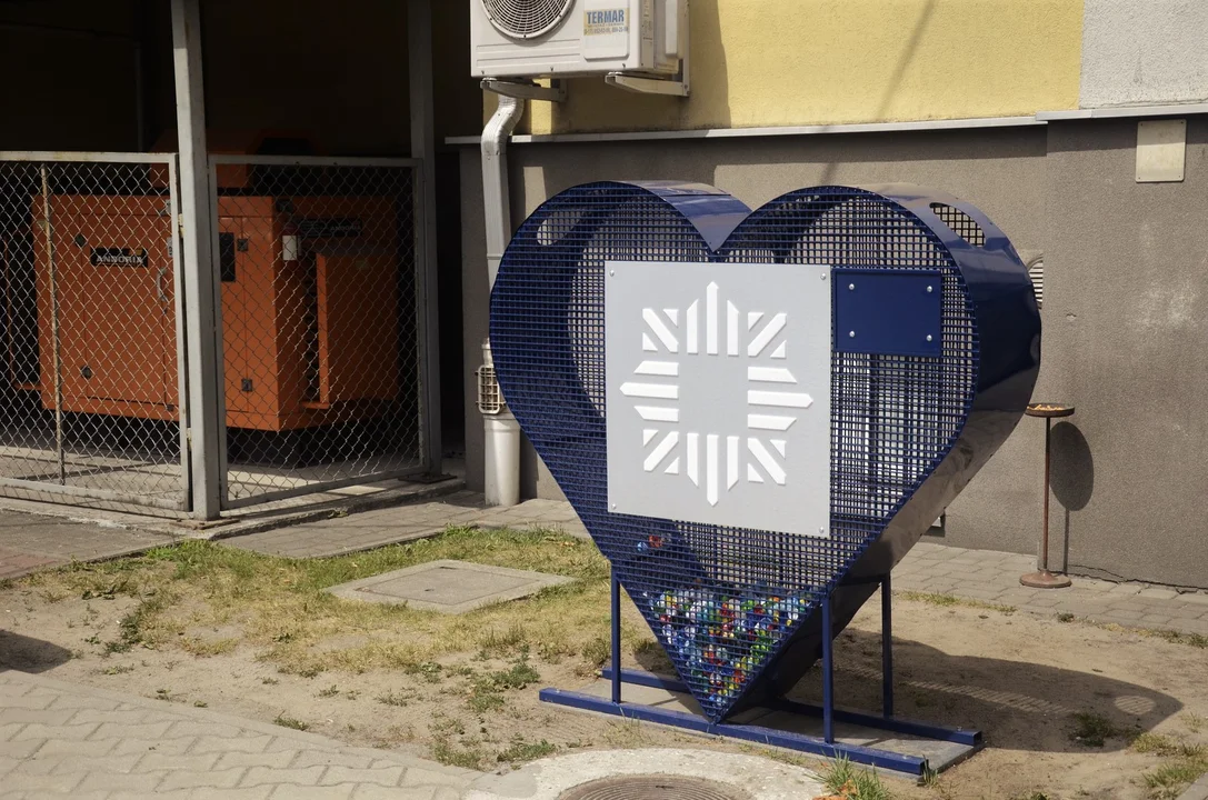 Serce na plastikowe nakrętki stanęło przy Komendzie Powiatowej Policji w Kolbuszowej - Zdjęcie główne