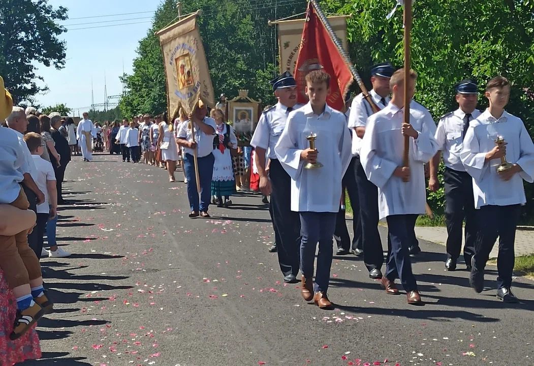 Procesja Bożego Ciała w Widełce. Wierni przeszli drogą krajową nr 9 [ZDJĘCIA] - Zdjęcie główne