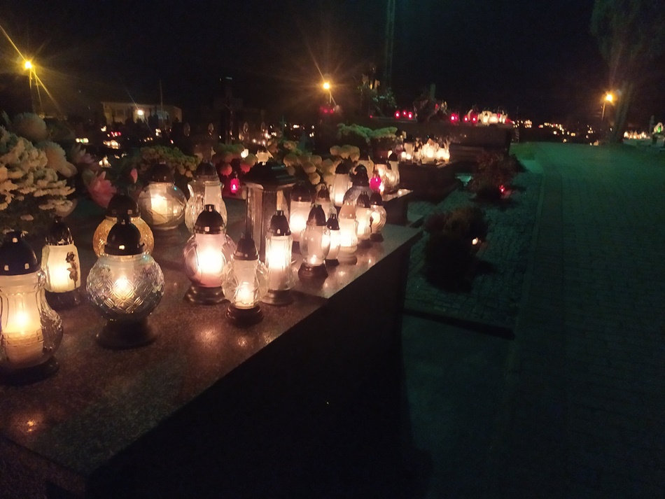 Cmentarze w Cmolasie i Dzikowcu rozświetlone od zniczy i świec [ZDJĘCIA - WIDEO]  - Zdjęcie główne