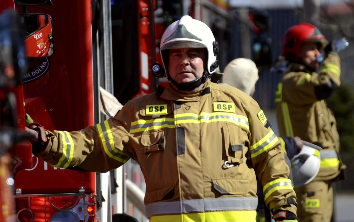 Pożar poddasza domu w Zarębkach. W akcji 8 zastępów straży pożarnej [ZDJĘCIA] - Zdjęcie główne
