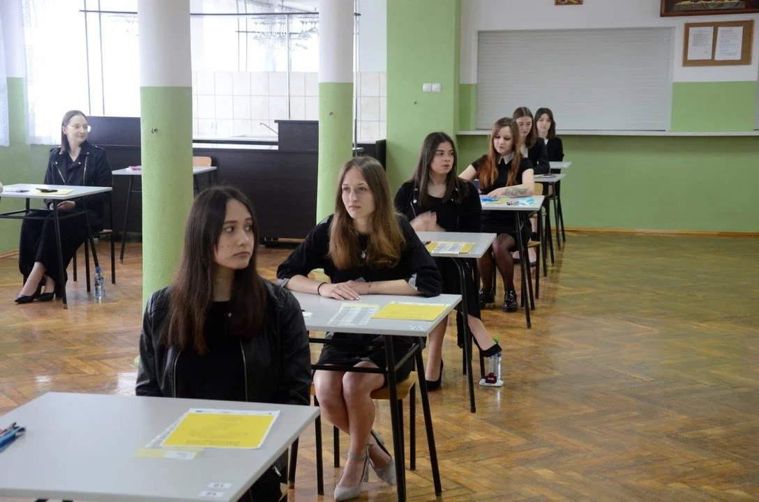 Maturzyści ze szkoły w Weryni czekający na rozpoczęcie egzaminu. 