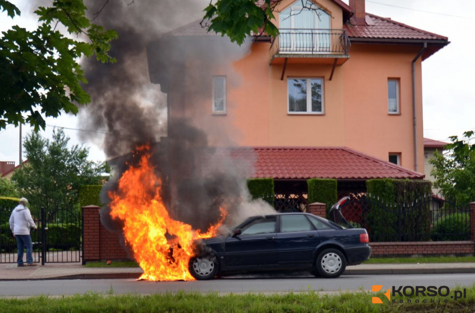 Podkarpacie. Auto w płomieniach na środku ulicy  - Zdjęcie główne