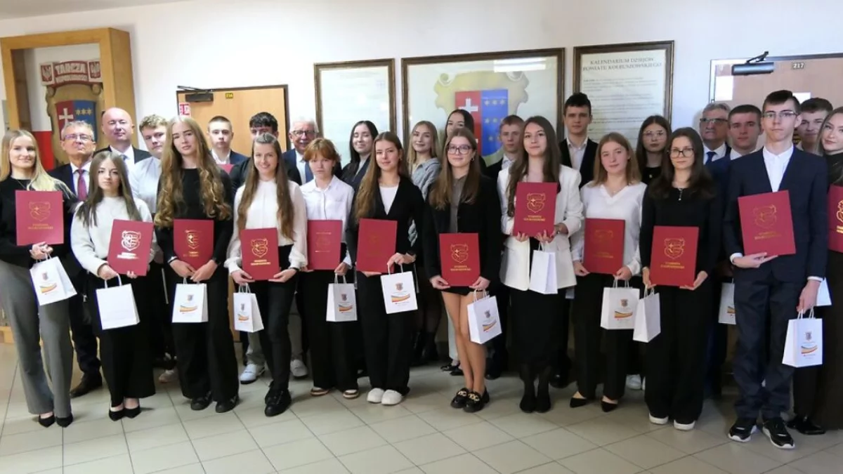 Uczniowie z powiatu kolbuszowskiego otrzymali stypendia [ZDJĘCIA - LISTA NAZWISK]