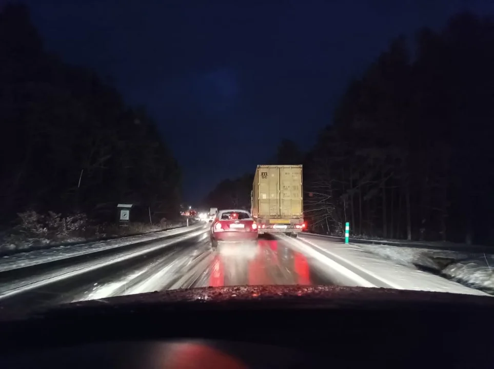 Uwaga! Bardzo ślisko na drogach powiatu kolbuszowskiego. Są utrudnienia [AKTUALIZACJA] - Zdjęcie główne