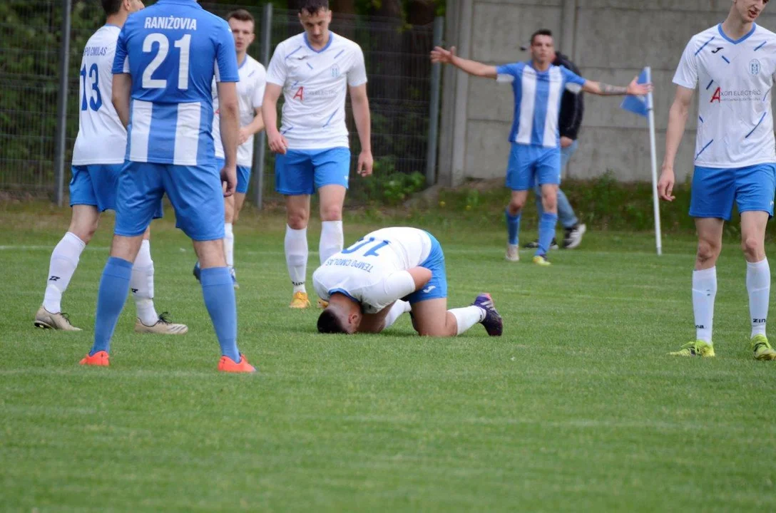 Zacięty i emocjonujący mecz pomiędzy Raniżovią Raniżów a Tempem Cmolas [ZDJĘCIA] - Zdjęcie główne