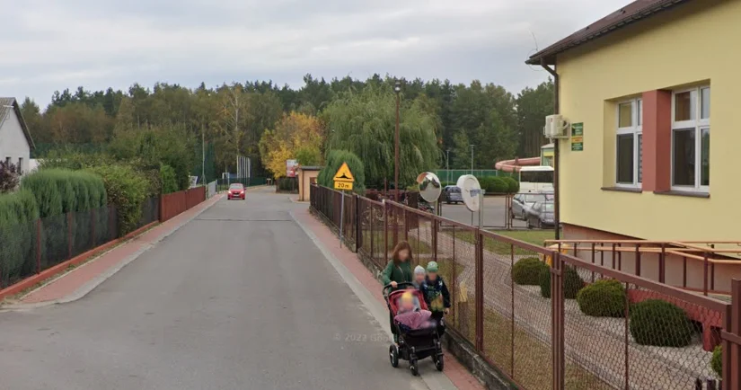 Wąski chodnik przy szkole w Cmolasie, którym ciężko przejść. Radna interweniuje - Zdjęcie główne