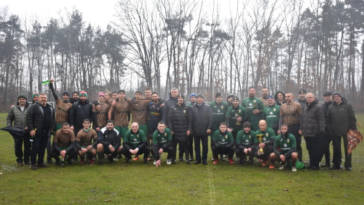 Noworoczny mecz w Kolbuszowej. Piłkarze rozegrali go w strugach deszczu [ZDJĘCIA] - Zdjęcie główne