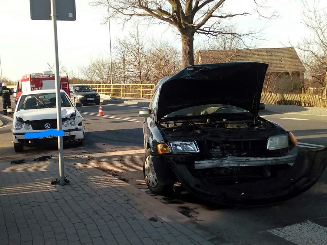 Kolizja dwóch aut na krajowej "dziewiątce" w Majdanie Królewskim - Zdjęcie główne