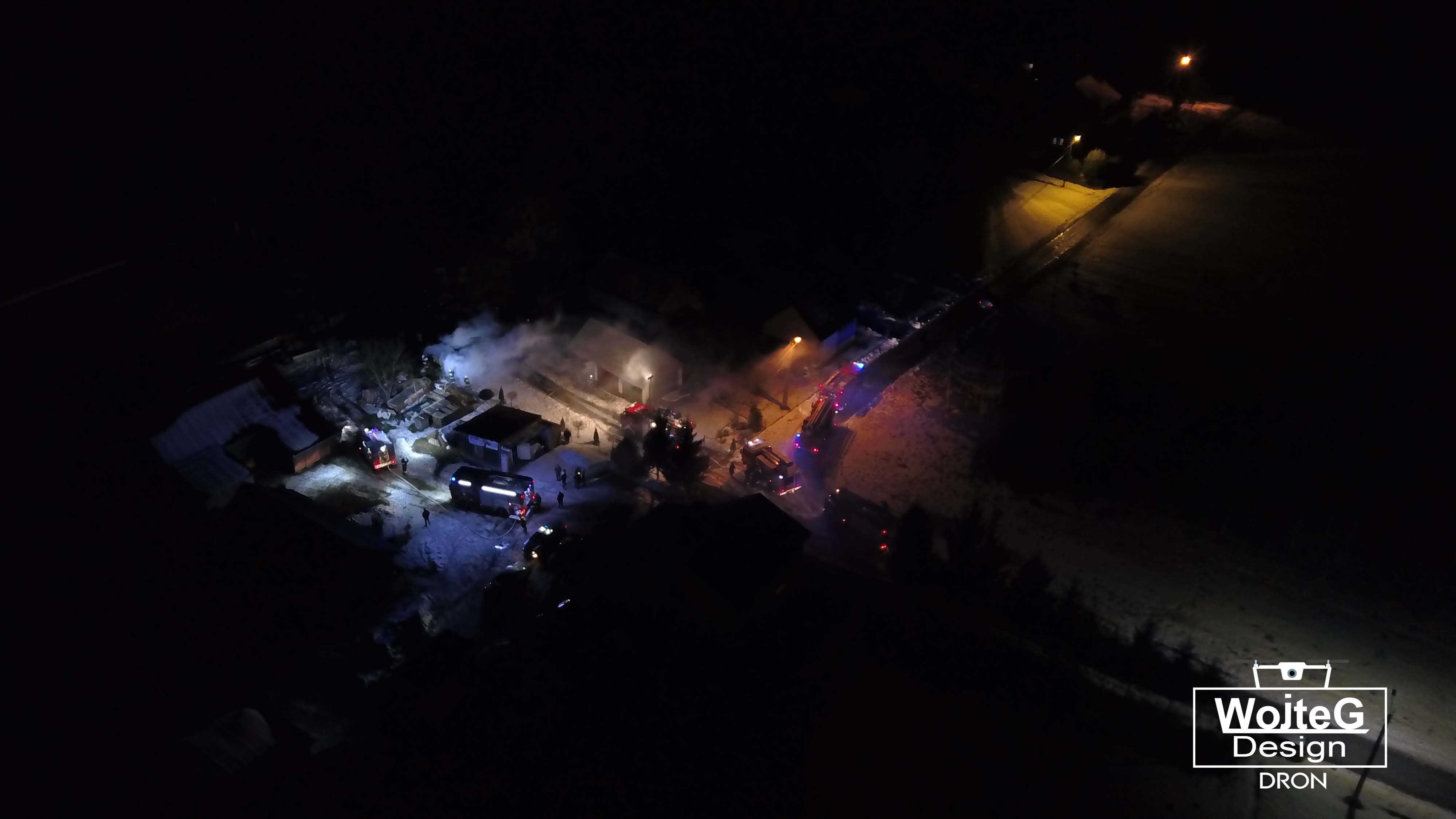 Pożar domu w Domatkowie. Wczoraj późnym popołudniem strażacy walczyli z ogniem |WIDEO| - Zdjęcie główne