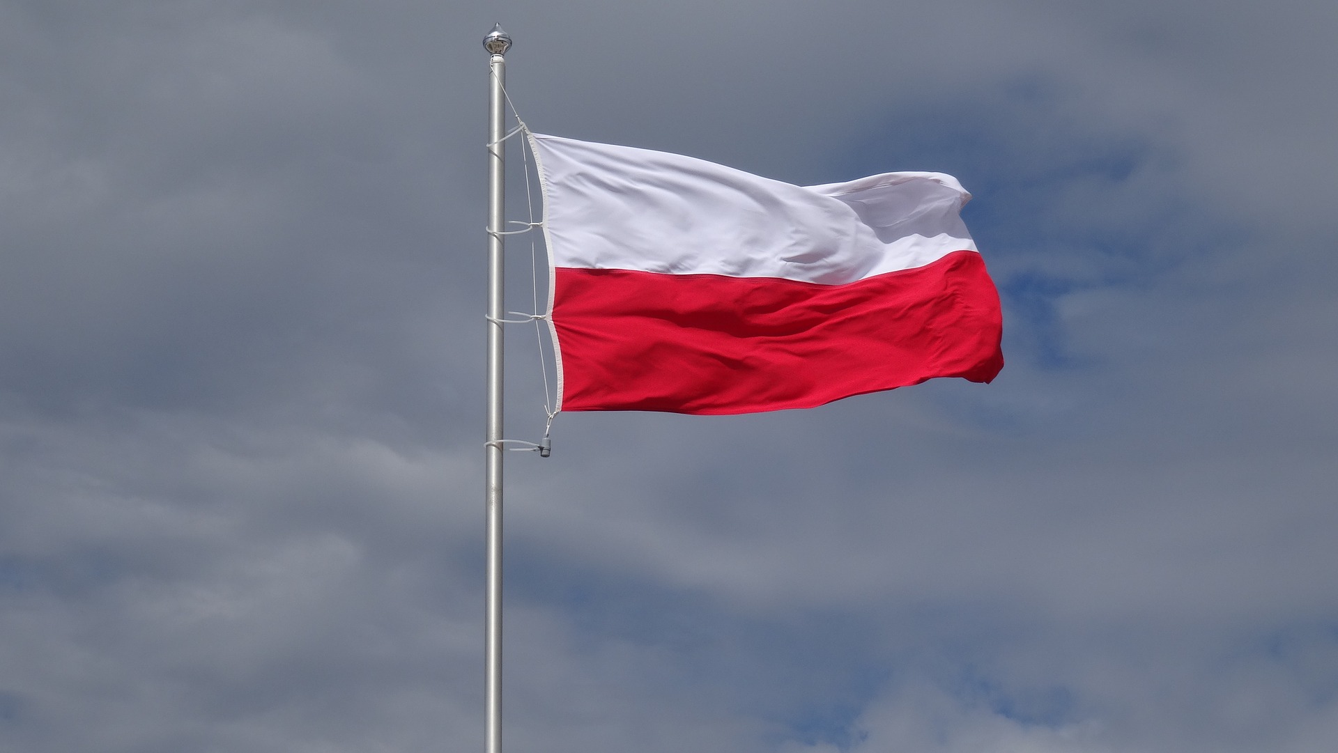 Dzień Flagi Rzeczypospolitej Polskiej. Polacy wieszają swoje flagi  - Zdjęcie główne