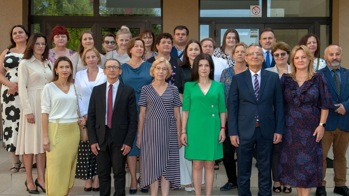 Nauczycielki z Liceum Ogólnokształcącego w Kolbuszowej z nagrodami i medalami - Zdjęcie główne