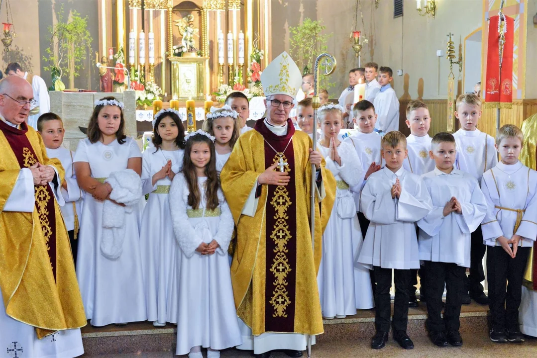 Biskup Jan Wątroba poświęcił nowy ołtarz w kościele w Widełce [ZDJĘCIA] - Zdjęcie główne