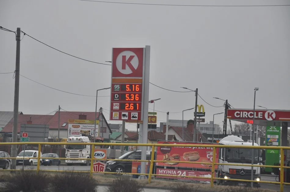 Ceny paliw spadły. Ile kosztuje litr benzyny, ON i LPG w Kolbuszowej? [ZDJĘCIA] - Zdjęcie główne
