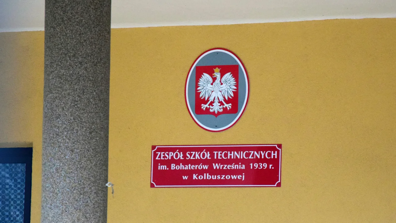 - Jakim prawem?! - uczniowie z ZST w Kolbuszowej oburzeni zamkniętymi drzwiami w czasie przerw. Dyrektor Grażyna Pełka wyjaśnia - Zdjęcie główne