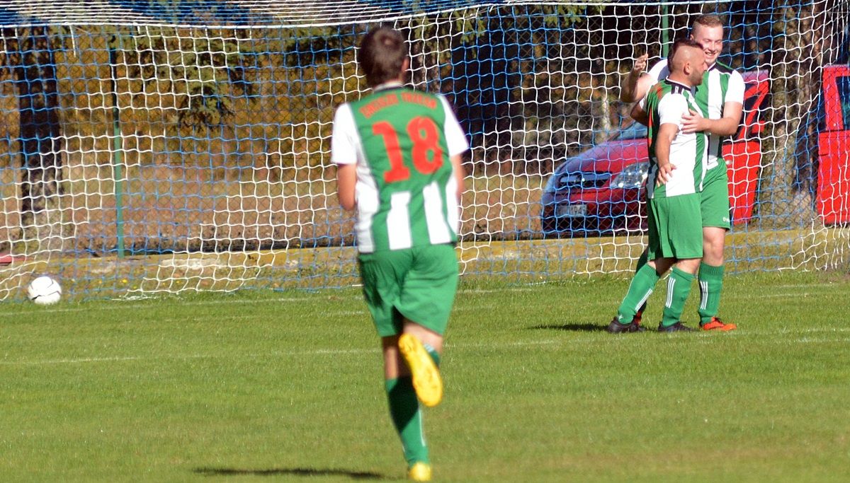 Zacisze Trześń - Ostrovia Ostrowy Baranowskie 5:1 [ZDJĘCIA] - Zdjęcie główne