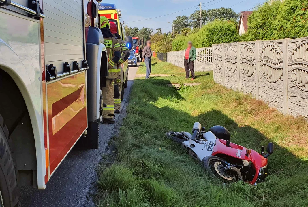 Służby ratunkowe interweniowały w Bukowcu. 44-letni motocyklista wjechał do przydrożnego rowu [ZDJĘCIA] - Zdjęcie główne