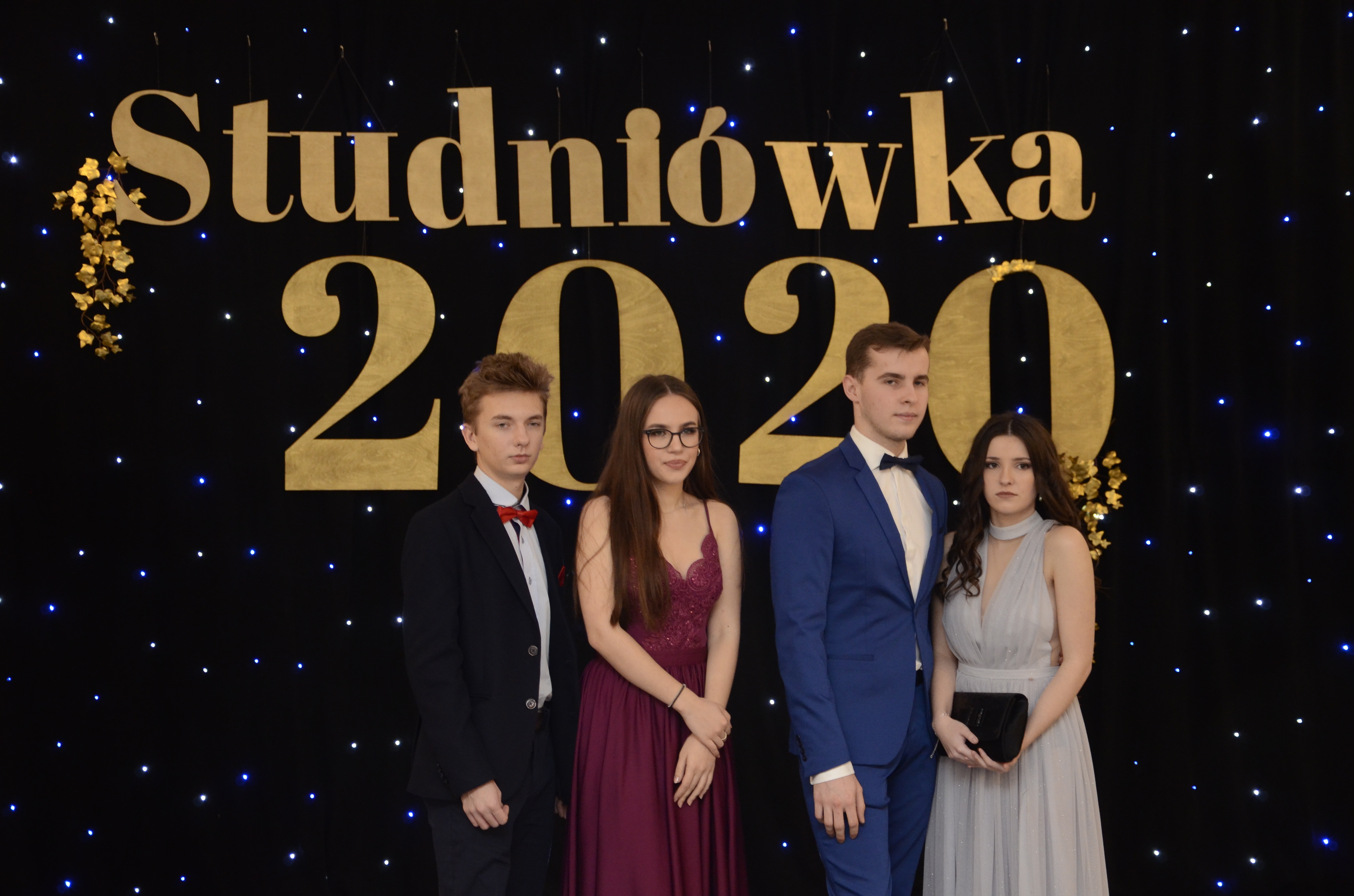 Studniówka Liceum Ogólnokształcącego w Kolbuszowej 2020. Zobacz zdjęcia.  - Zdjęcie główne