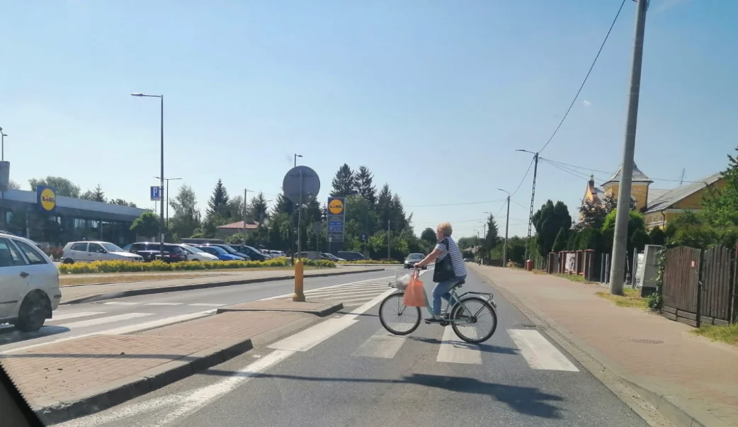 Mieszkaniec Kolbuszowej: Kto weźmie się za rowerzystów? [ZDJĘCIA] - Zdjęcie główne