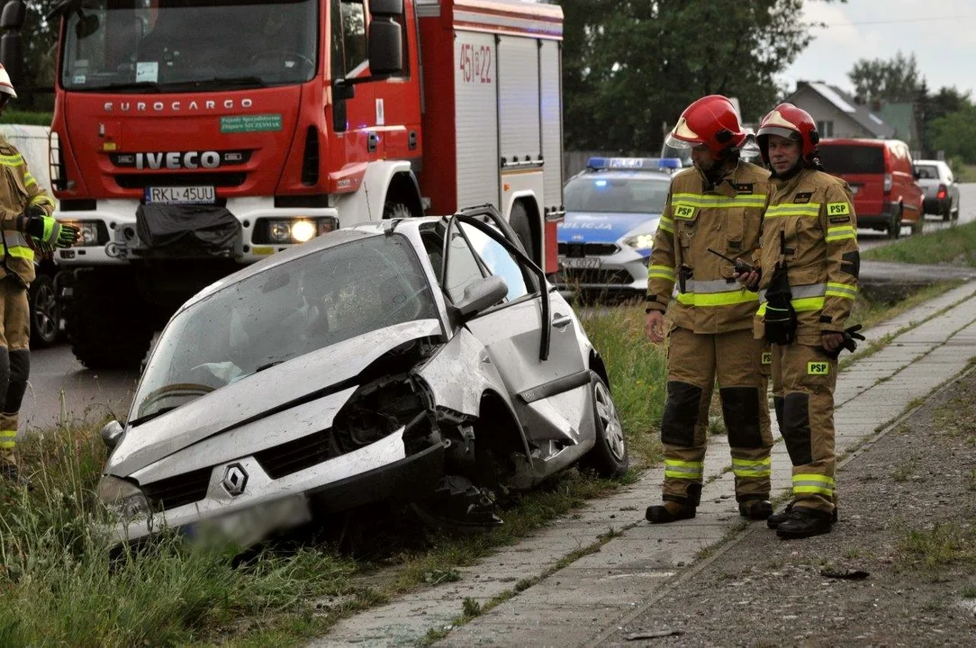 Wypadek na ulicy Obrońców Pokoju w Kolbuszowej. Służby na miejscu [ZDJĘCIA - MAPA] - Zdjęcie główne