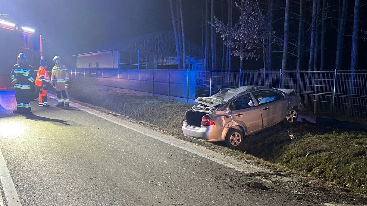 Wypadek w Zielonce. Samochód dachował na drodze wojewódzkiej. Ranny 20-latek [ZDJĘCIA] - Zdjęcie główne