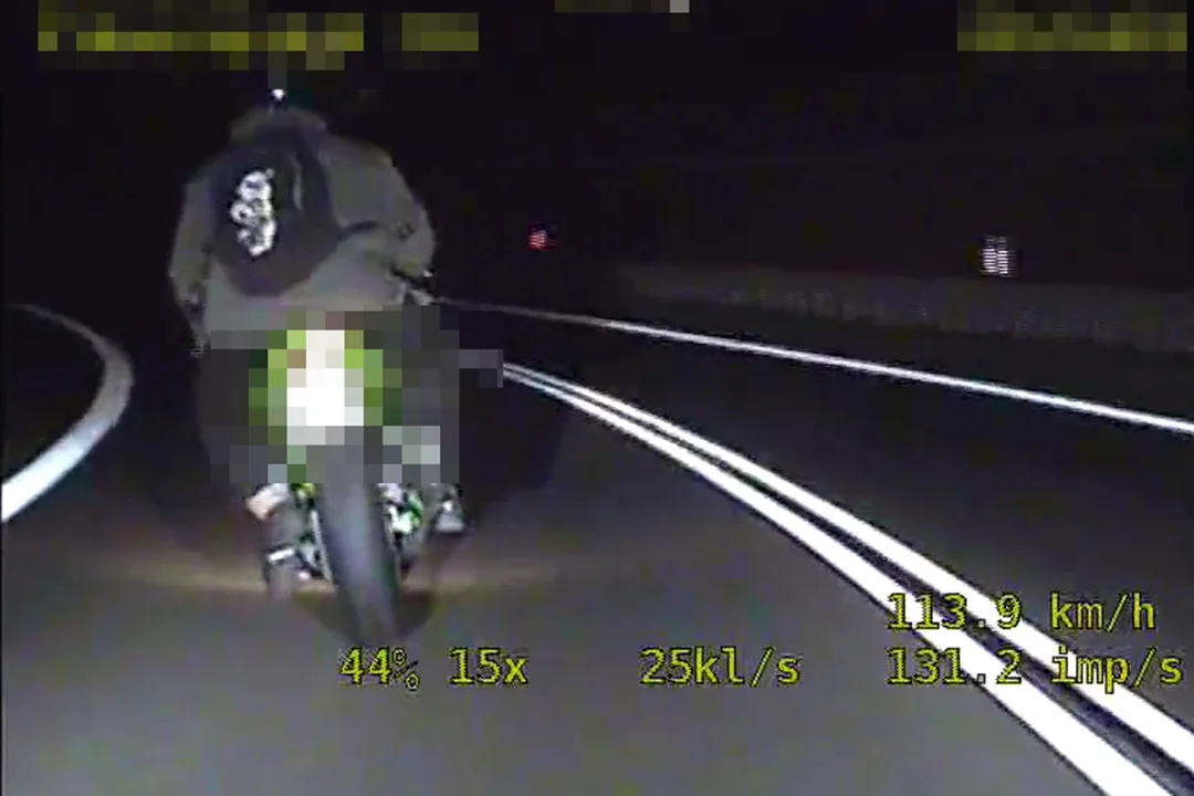 Motocyklista bez uprawnień uciekał przed policją. Pościg nagrała kamera w radiowozie [WIDEO] - Zdjęcie główne
