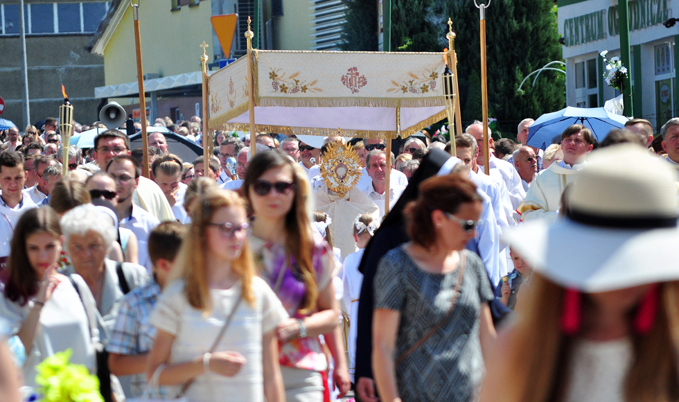 Boże Ciało 2018 w Kolbuszowej. W procesjach wzięły udział tłumy wiernych [ZDJĘCIA] - Zdjęcie główne