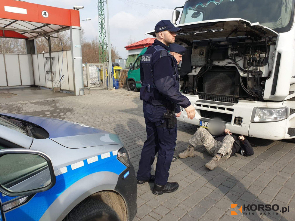 Z REGIONU. Bomba pod ciężarówką? Trwa akcja policji  - Zdjęcie główne