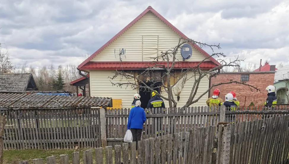 Strażacy gasili pożar domu w Krzątce w gminie Majdan Królewski [ZDJĘCIA] - Zdjęcie główne