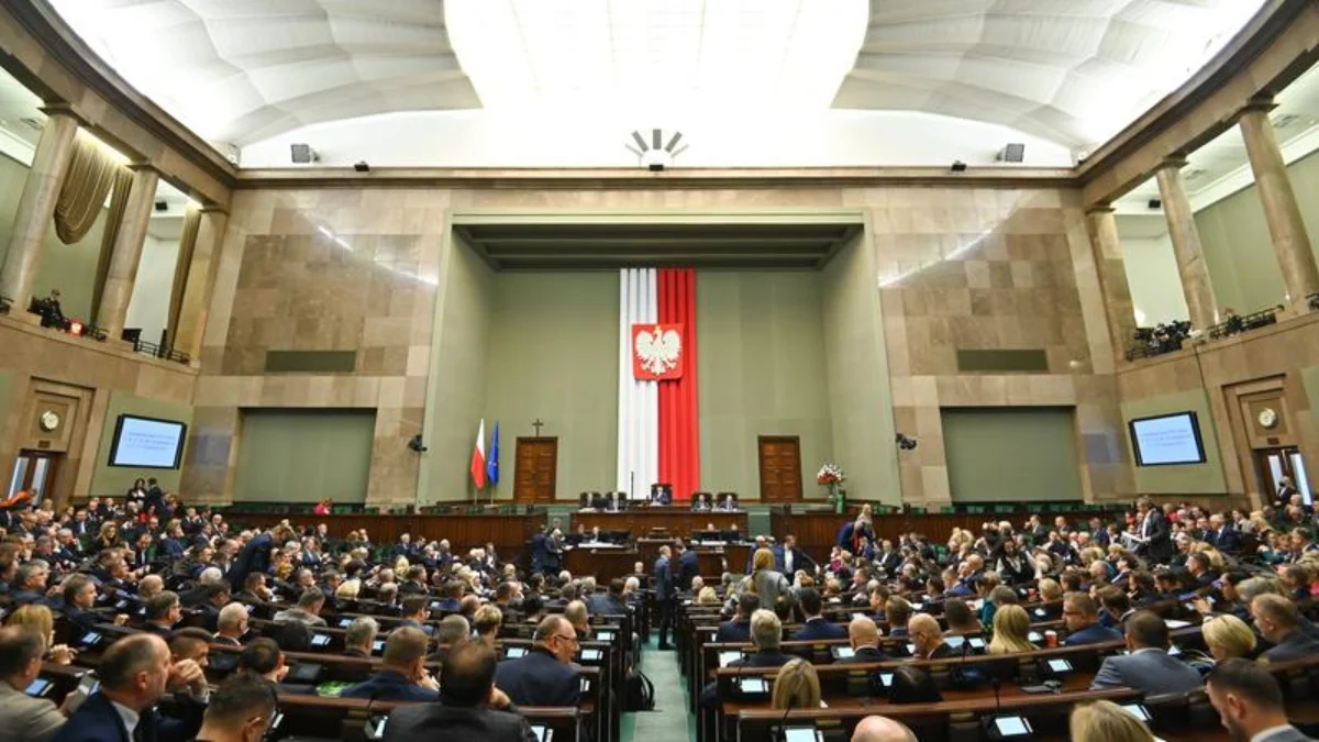 Obrady Sejmu RP na żywo. Tysiące Polek i Polaków to ogląda [TRANSMISJA NA ŻYWO] - Zdjęcie główne