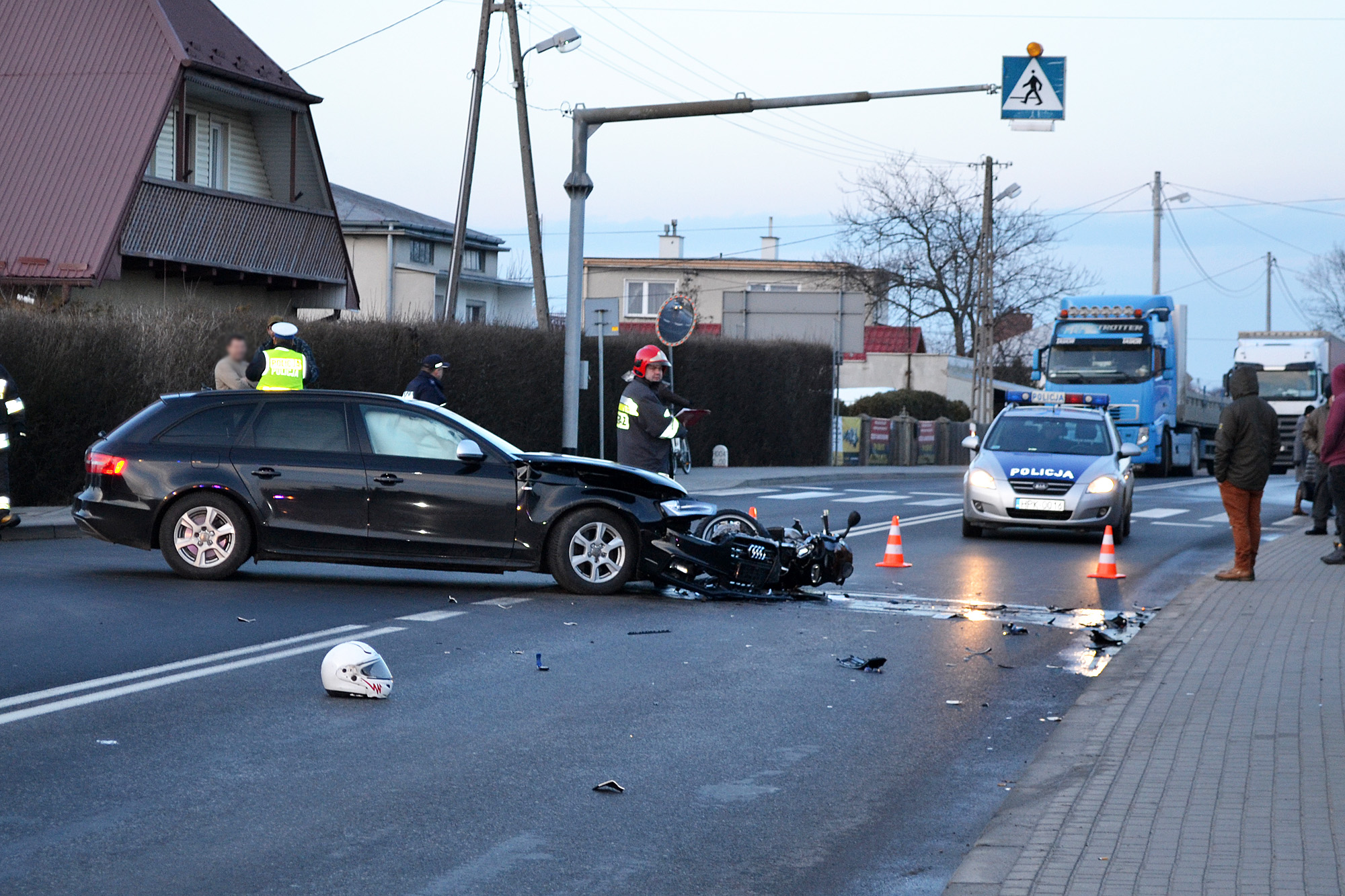 Wypadek w Majdanie Królewskim. Motocykl zderzył się z audi - Zdjęcie główne