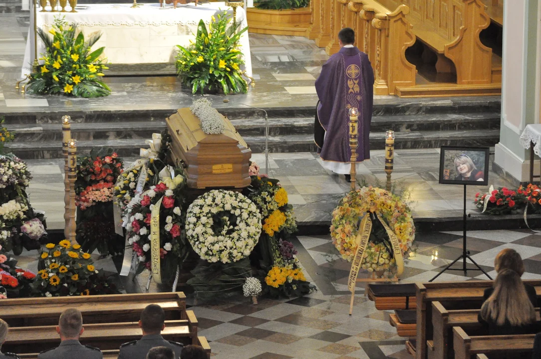 Pogrzeb Jolanty Dzimiery-Darte. Tłumy na cmentarzu parafialnym w Kolbuszowej [ZDJĘCIA] - Zdjęcie główne