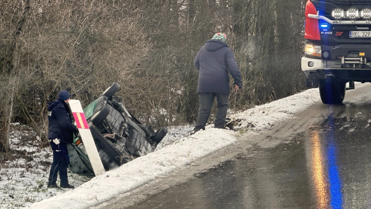 Dachowanie samochodu na trasie Werynia - Dzikowiec. 74-letnia kierująca ukarana mandatem [ZDJĘCIA] - Zdjęcie główne