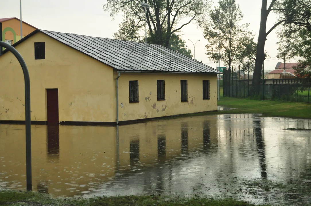 Kolbuszowa walczyła z żywiołem. Zalane zostały ulice i podtopione budynki. Zobacz fotografie sprzed dekady [ZDJĘCIA] - Zdjęcie główne