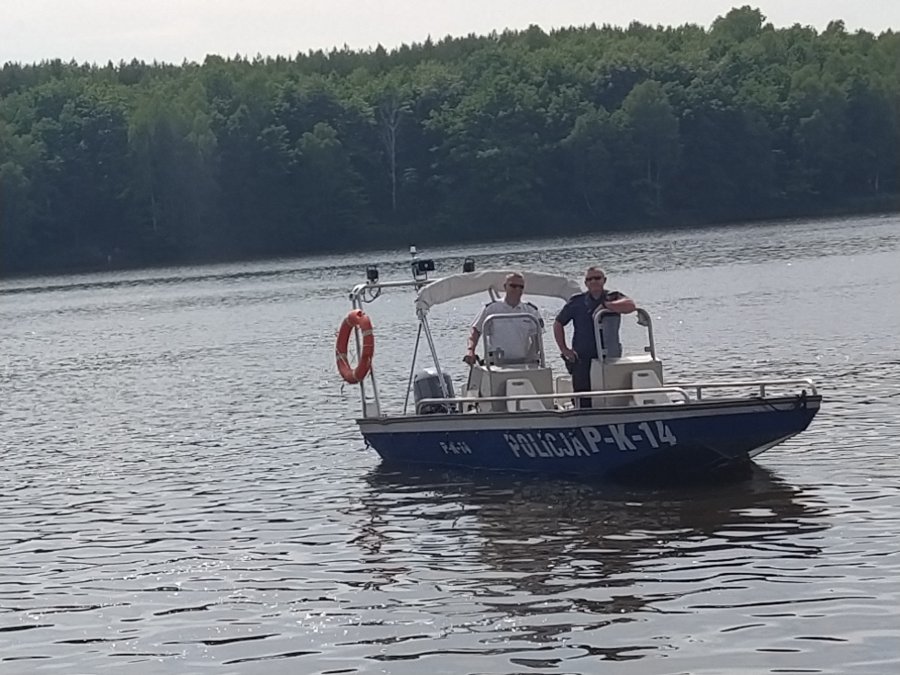 Działania policji nad zalewem w Wilczej Woli. 