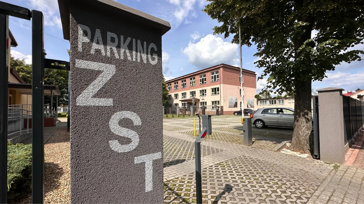 Parking przy szkole muzycznej w Kolbuszowej zamknięty? Rodzice: Nie ma gdzie wysadzić dziecka - Zdjęcie główne