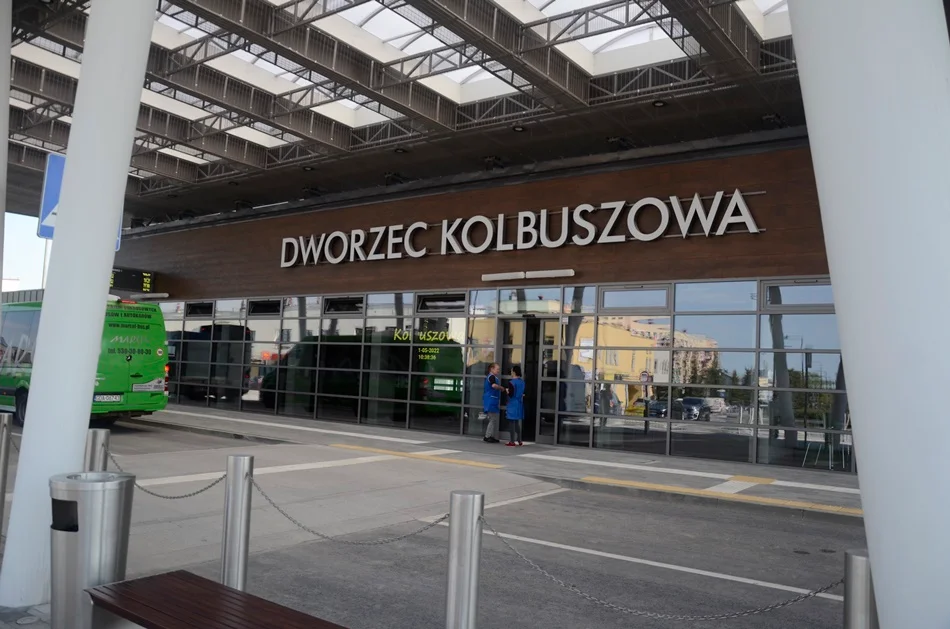 Dworzec w Kolbuszowej już otwarty! Zobacz zdjęcia z pierwszego dnia funkcjonowania kolbuszowskiego centrum przesiadkowego - Zdjęcie główne