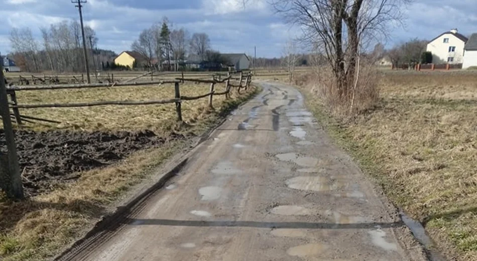 Mieszkańcy Porąb Wolskich o drodze: Tak się nie da żyć! Wójt: Jeszcze nikt się nie otruł [ZDJĘCIA] - Zdjęcie główne